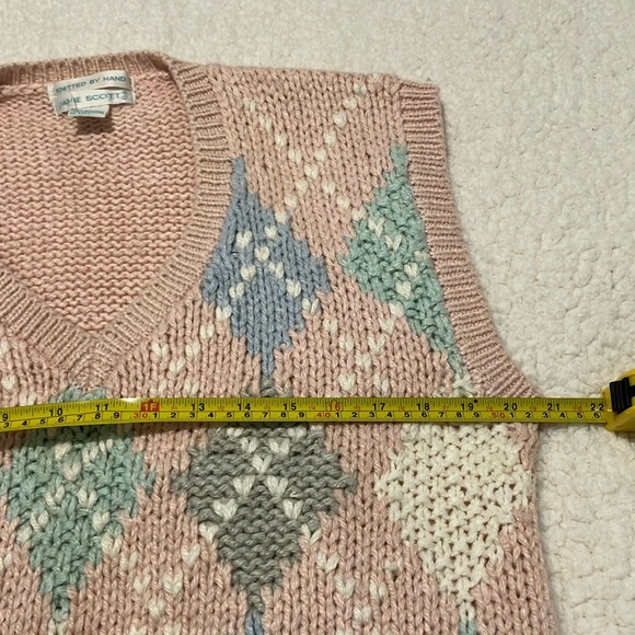 👁️3/$15 Vintage Pink and Blue V-Neck Argyle Hand Knitted Sweater Vest - Picture 4 of 7